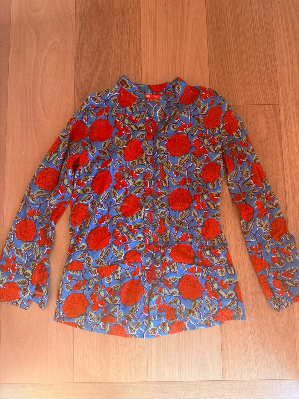 Blue Floral Yaza Button-Front Women’s Top with Red Rose Pattern